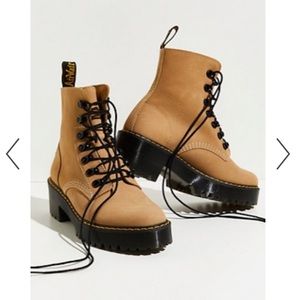 Dr. Martens Leona boots